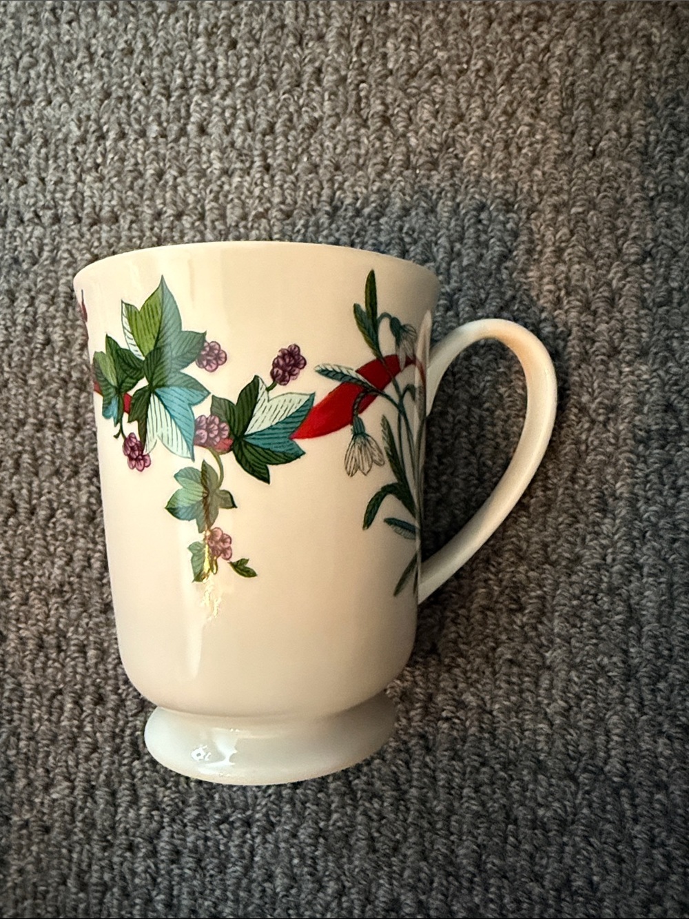Holly berry Mug MARTHA STEWART EXCLUSIVE FOR MACY'S HOLIDAY GARDEN PEDESTAL